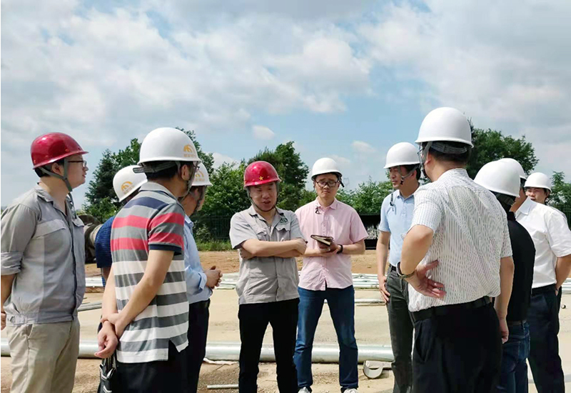 能礦錳業(yè)黨委書記、董事長肖居廣向檢查組介紹錳冶金渣項目建設情況.jpg