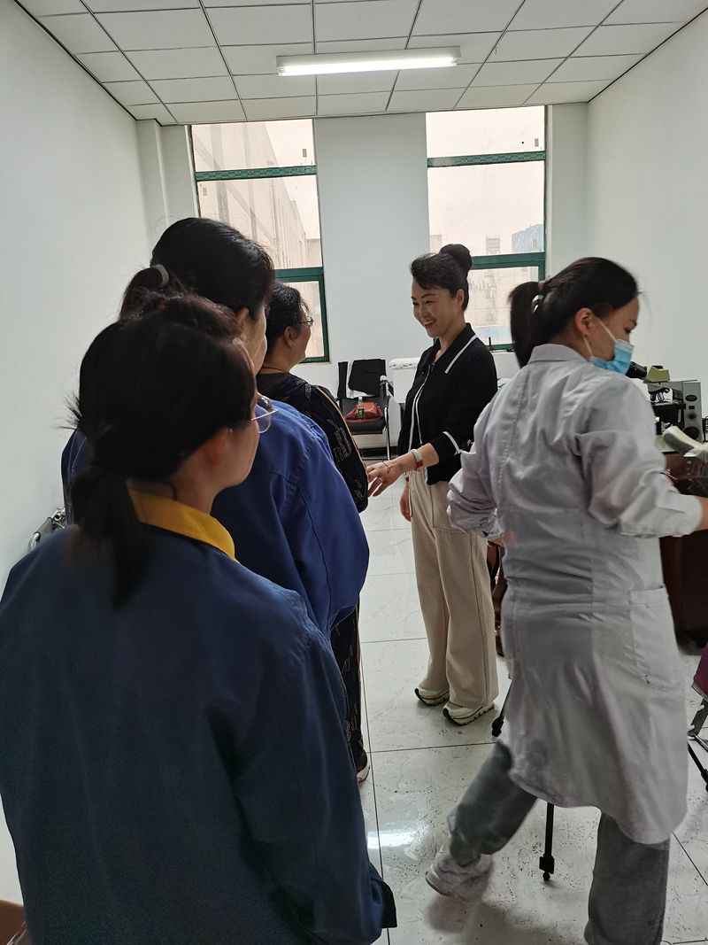 女工趙紅梅作“兩癌”篩查時(shí)對(duì)公司女工委主任陳冬梅對(duì)話時(shí)的場(chǎng)景_副本.jpg
