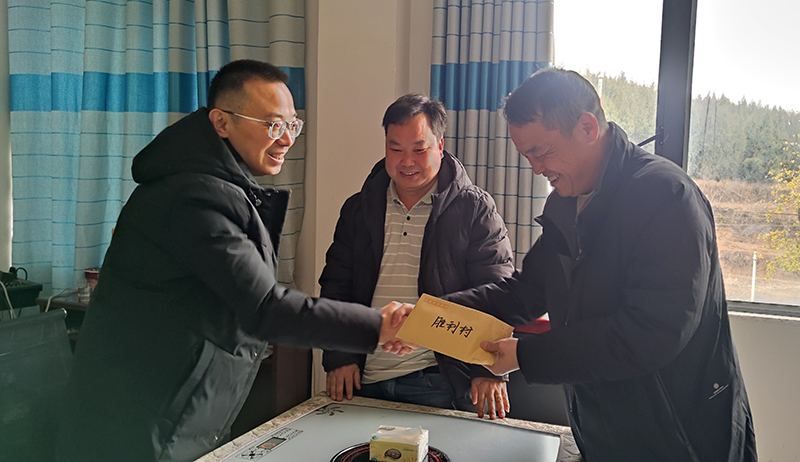 慰問(wèn)勝利村.jpg